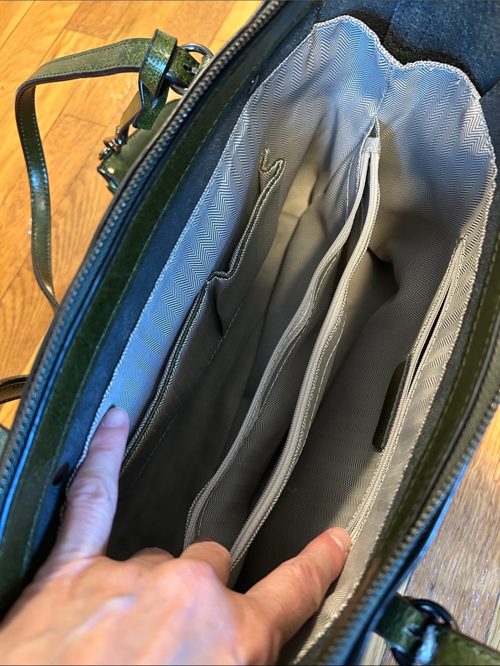 Green Leather Tote Shoulder/Handbag with Front Pocket and included clutch, MBDM - Picture 7 of 10